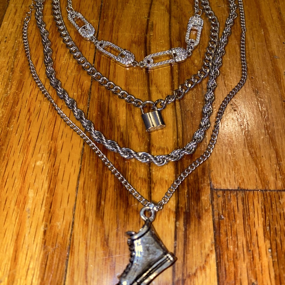 super cute necklace set!